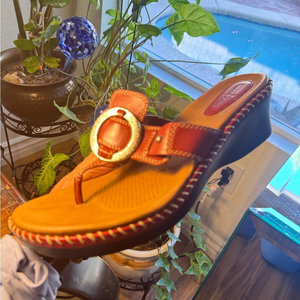 Minnetonka Women's Ref and Tan Sandals - Picture 10 of 13